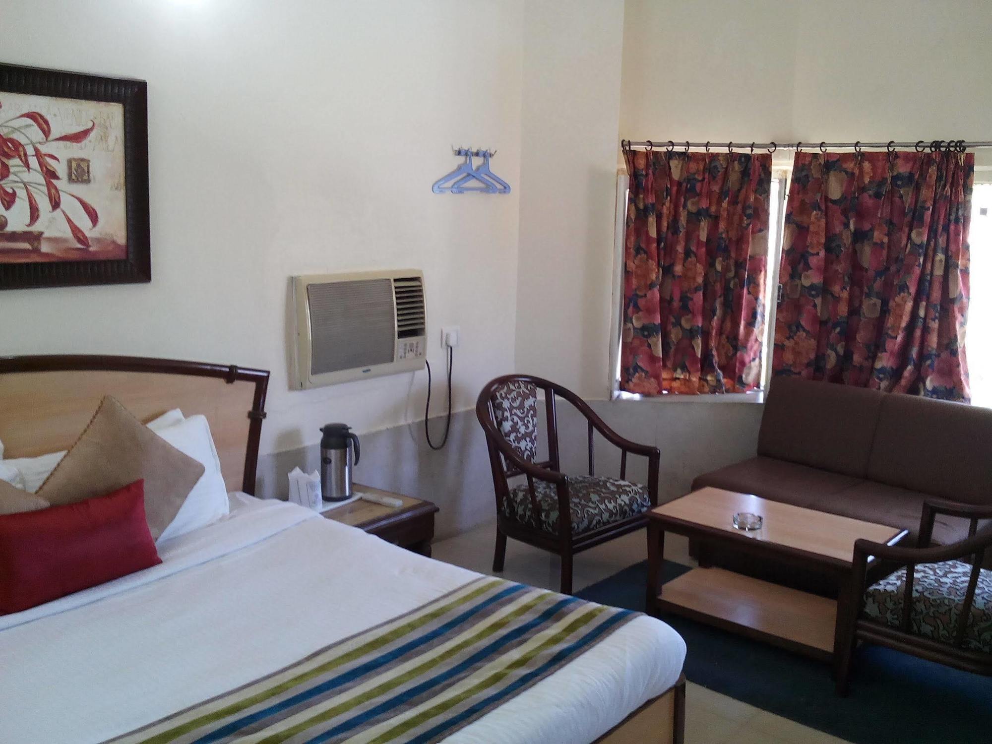 Hotel Karnavati Mount Abu Buitenkant foto